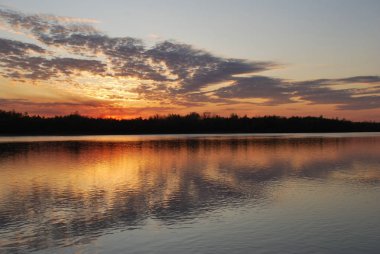 Akşamları Irtysh Nehri, Omsk Bölgesi, Sibirya, Rusya       