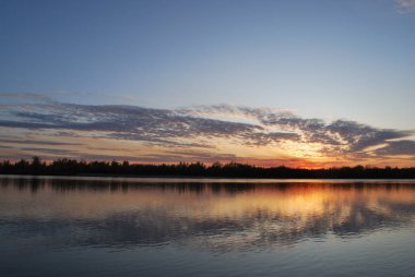 Akşamları Irtysh Nehri, Omsk Bölgesi, Sibirya, Rusya       