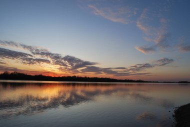 Akşamları Irtysh Nehri, Omsk Bölgesi, Sibirya, Rusya       