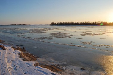 Akşamları Irtysh Nehri, Omsk Bölgesi, Sibirya, Rusya       