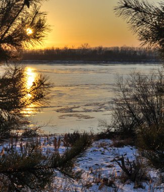 Akşamları Irtysh Nehri, Omsk Bölgesi, Sibirya, Rusya       