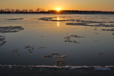 Akşamları Irtysh Nehri, Omsk Bölgesi, Sibirya, Rusya       