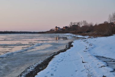 Akşamları Irtysh Nehri, Omsk Bölgesi, Sibirya, Rusya       