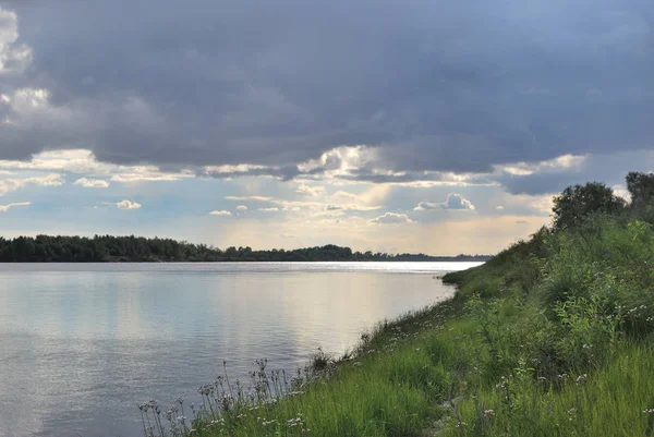 Вечір на річці Іртиш (Омськ, Сибір, Росія). — стокове фото