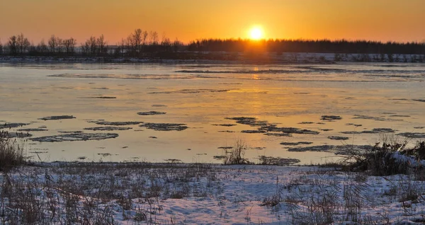 Abend auf dem Irtysch Fluss, Gebiet Omsk, Sibirien, Russland — Stockfoto