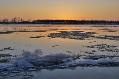Akşamları Irtysh Nehri, Omsk Bölgesi, Sibirya, Rusya       