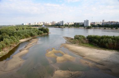 İrtiş Nehri görünümünü şehrin iki bölümden Omsk böler.
