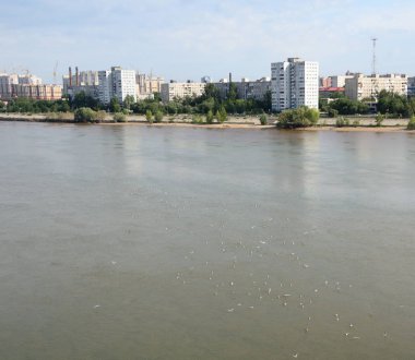 İrtiş Nehri görünümünü şehrin iki bölümden Omsk böler.