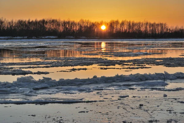 Avond aan de rivier de Irtysh, Omsk, Siberië, Rusland — Stockfoto