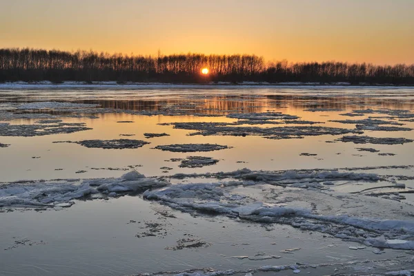 Avond aan de rivier de Irtysh, Omsk, Siberië, Rusland — Stockfoto