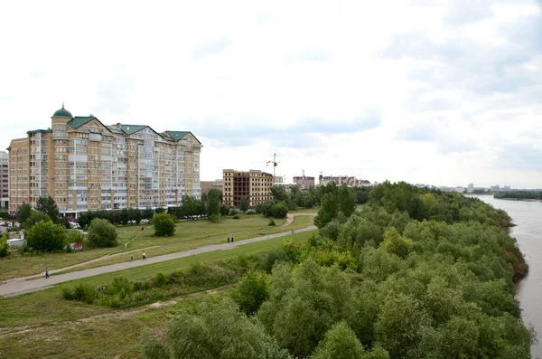 Перегляд Іртиш ділить місто на дві частини Omsk — стокове фото