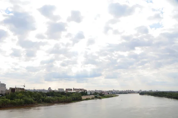 İrtiş Nehri görünümünü şehrin iki bölümden Omsk böler. — Stok fotoğraf