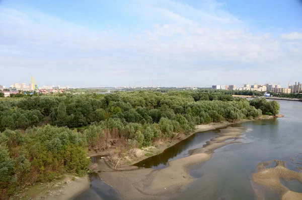 Vista del río Irtysh divide la ciudad en dos partes Omsk — Foto de Stock