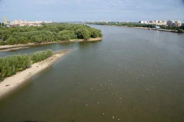 Blick auf Irtysch Fluss teilt die Stadt in zwei Teile omsk — Stockfoto