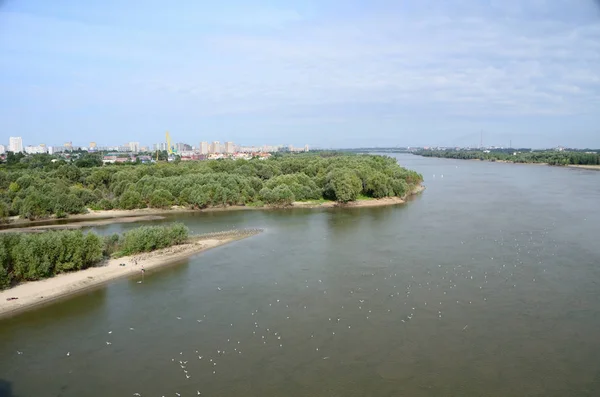 Vista del río Irtysh divide la ciudad en dos partes Omsk — Foto de Stock