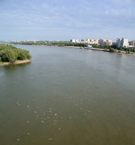 Pohled na řeku Irtyš rozděluje město na dvě části Omsk — Stock fotografie