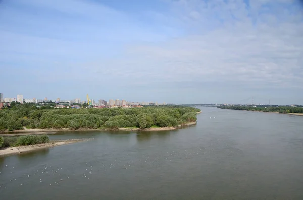 伊尔蒂什河景观将城市分为鄂木斯克两部分 — 图库照片