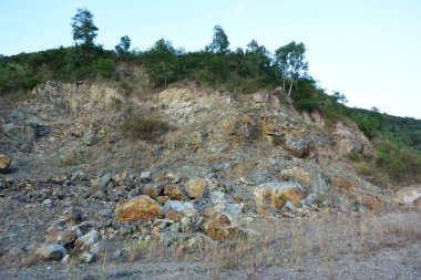 Dağların arka planda golf sahası görünümü