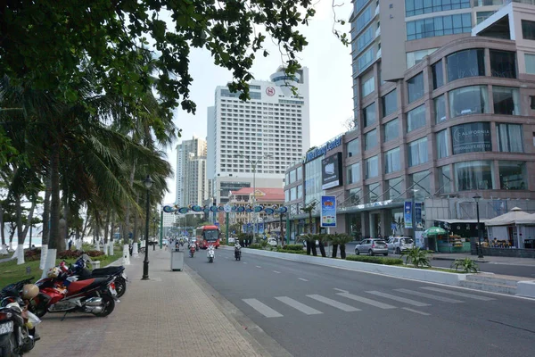 Strada centrale nella città di Nha Trang sul mare — Foto Stock
