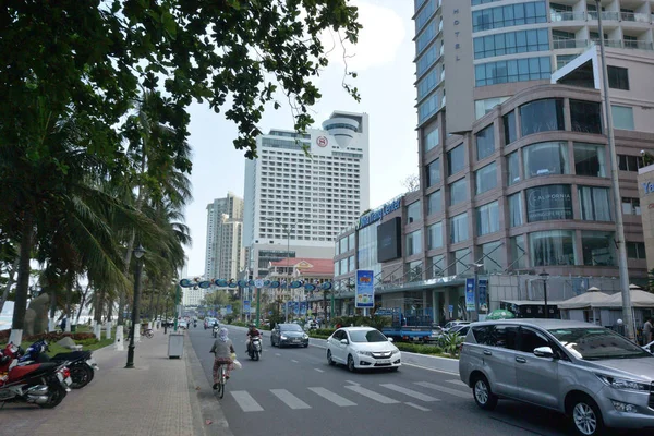 Strada centrale nella città di Nha Trang sul mare — Foto Stock