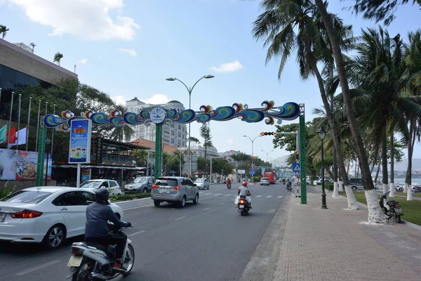 Centrální ulice ve městě Nha Trang u moře — Stock fotografie
