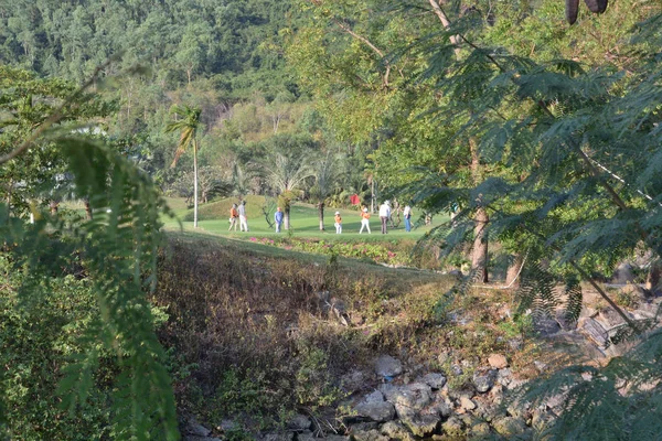 Вид на поле для гольфу на тлі гір — стокове фото