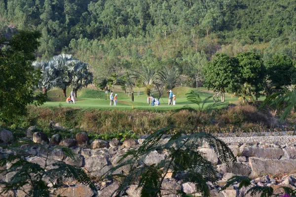 Вид на поле для гольфу на тлі гір — стокове фото