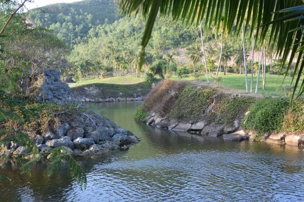 山を背景にした運河の眺め — ストック写真