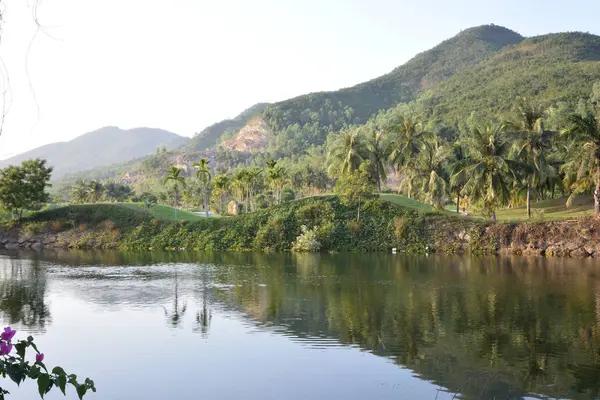 Vista do canal contra o fundo das montanhas — Fotografia de Stock