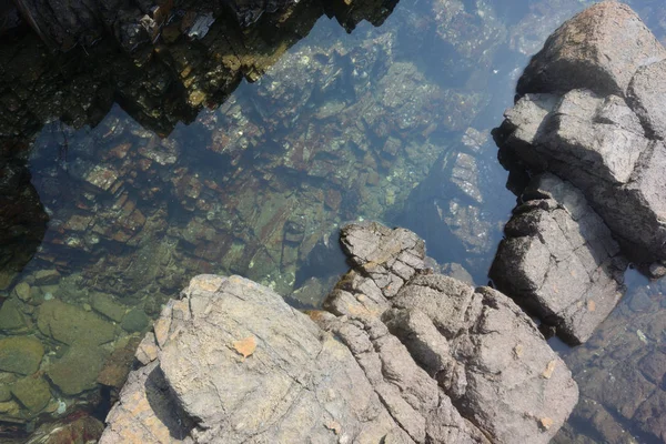 O mar entre rochas — Fotografia de Stock