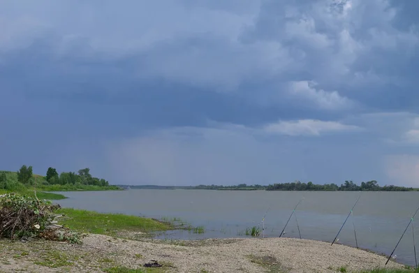 Un inminente frente tormentoso en el río Irtysh — Foto de Stock