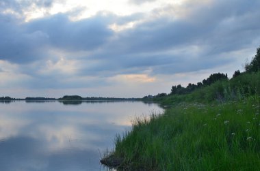 Akşamları Irtysh Nehri, Omsk Bölgesi, Sibirya, Rusya                              