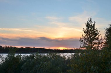 Irtysh kıyısında Akşam, Omsk Bölgesi, Sibirya, Rusya