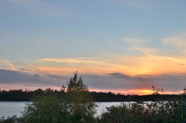 Irtysh kıyısında Akşam, Omsk Bölgesi, Sibirya, Rusya