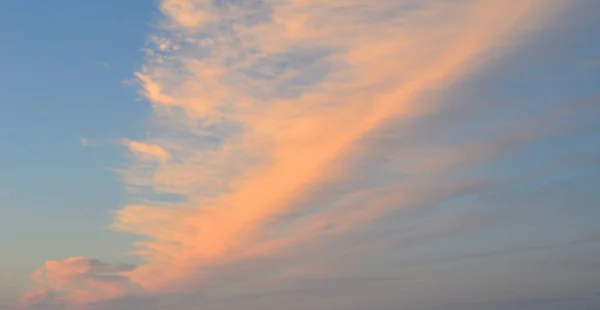 Красочные облака в утреннем небе . — стоковое фото