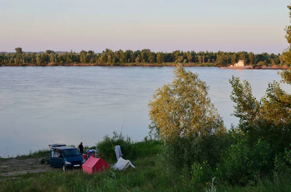 俄罗斯西伯利亚鄂木斯克州伊尔季什河岸的晚上 — 图库照片