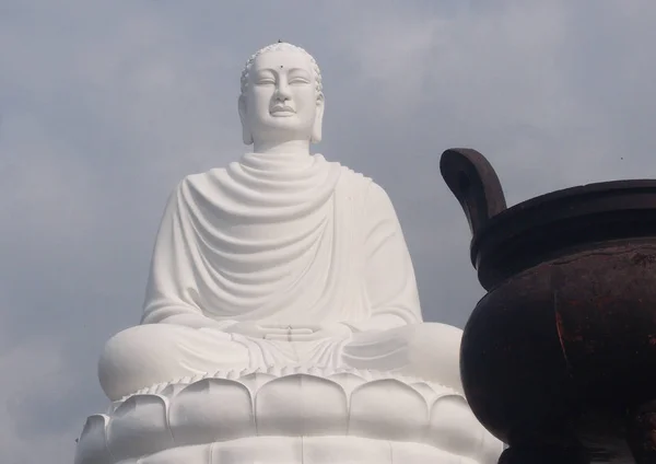 Белая статуя Будды на пагоде Лонг Сон в Нячанге, Вьетнам — стоковое фото