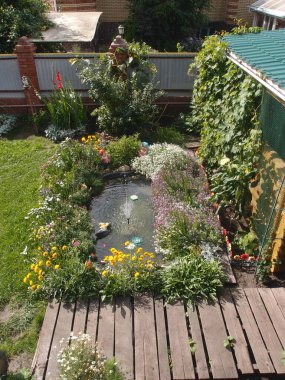 Pencereden verandadaki villaya bak