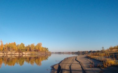 Omsk Bölgesindeki Irtysh Nehri'nin sonbahar kıyısı görünümü