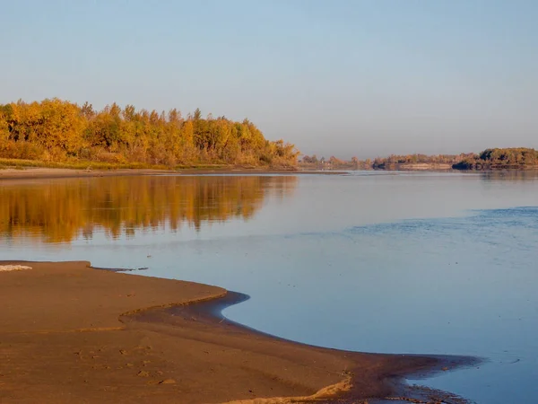 Omsk Bölgesindeki Irtysh Nehri'nin sonbahar kıyısı görünümü — Stok fotoğraf
