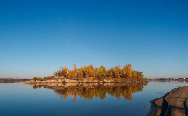 オムスク地方のイルティシュ川の秋岸の眺め — ストック写真