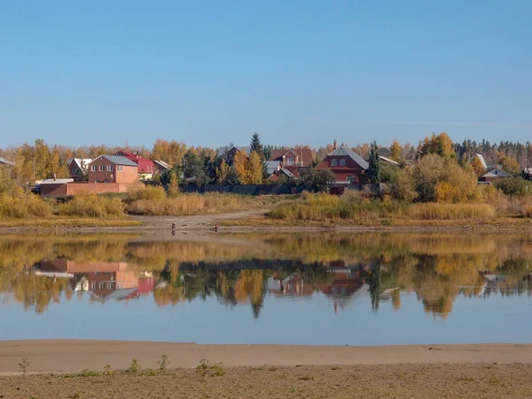 Vy över den höstliga banken i Irtysh-floden i Omsk-regionen — Stockfoto