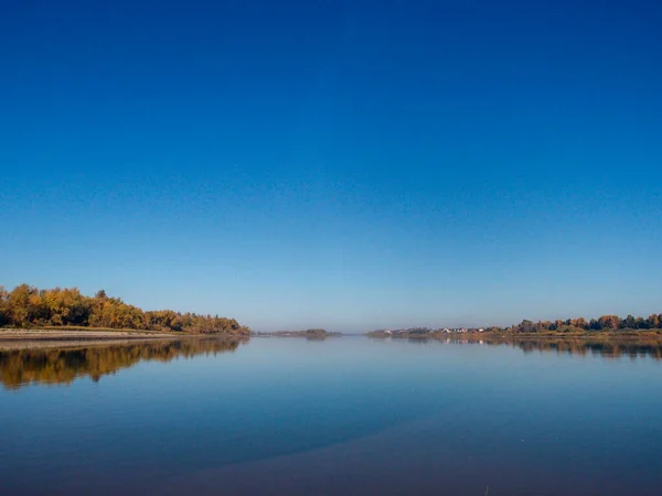 Vista da margem outonal do rio Irtysh na região de Omsk — Fotografia de Stock
