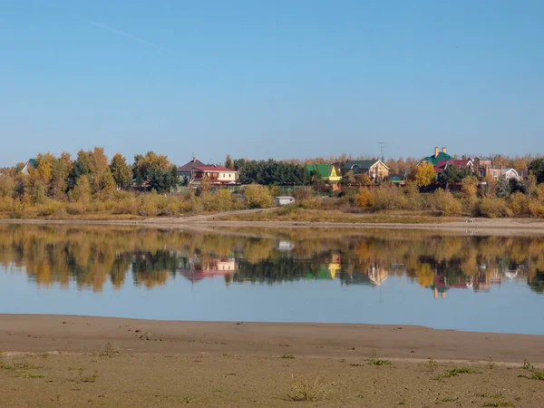 Vue de la rive automnale de l'Irtych dans la région d'Omsk — Photo
