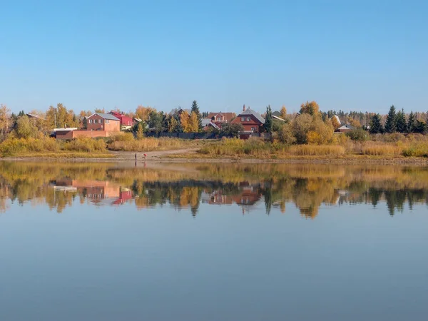 Vista da margem outonal do rio Irtysh na região de Omsk — Fotografia de Stock