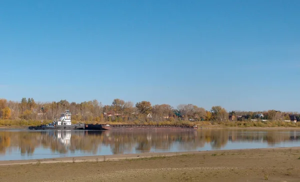 Widok na jesienny brzeg rzeki Irtysz w regionie Omsk — Zdjęcie stockowe