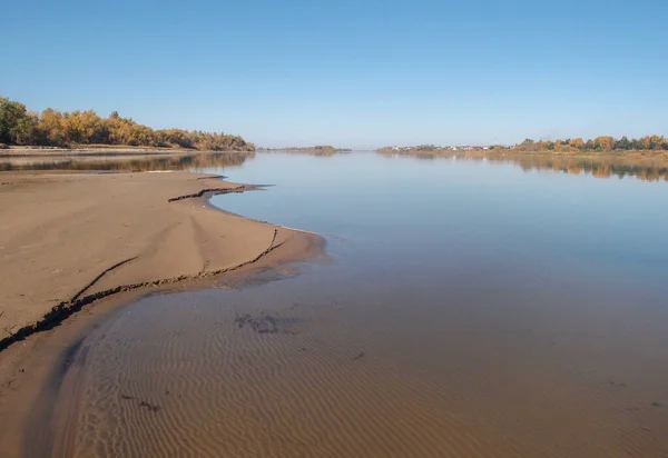 Omsk Bölgesindeki Irtysh Nehri'nin sonbahar kıyısı görünümü — Stok fotoğraf