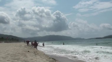 Hainan adasındaki plajda dinleniyor.