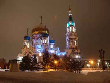 OMSK, RUSSIA - 7 HAZİRAN 2020: Uspenski Katedrali Gece Görüşü