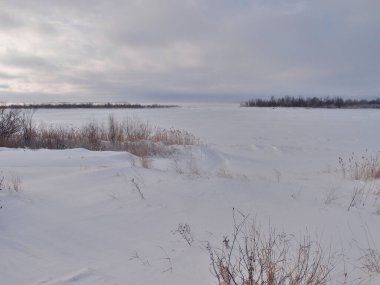 Irtysh Nehri üzerinde kış sabahı, Omsk bölgesi, Sibirya, Rusya                              